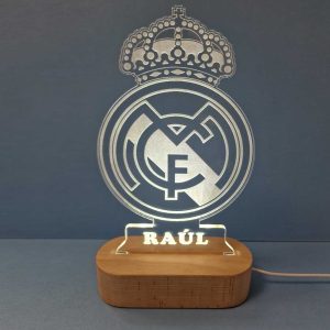 la Lámpara 3D Real Madrid escudo, personalizada con iluminación LED va más allá de ser un mero objeto decorativo; es una declaración de pasión y orgullo vikingo