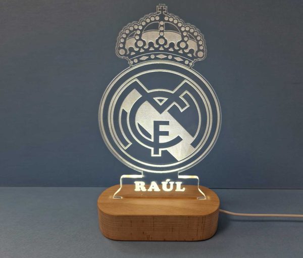 la Lámpara 3D Real Madrid escudo, personalizada con iluminación LED va más allá de ser un mero objeto decorativo; es una declaración de pasión y orgullo vikingo