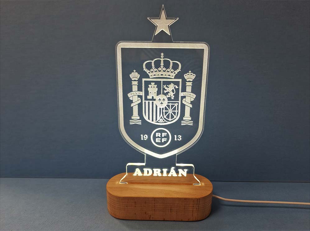 Regalo original Lámpara 3D de España con el escudo de la selección puede ser una pieza que conecte a abuelos, padres e hijos a través de su pasión compartida por el fútbol