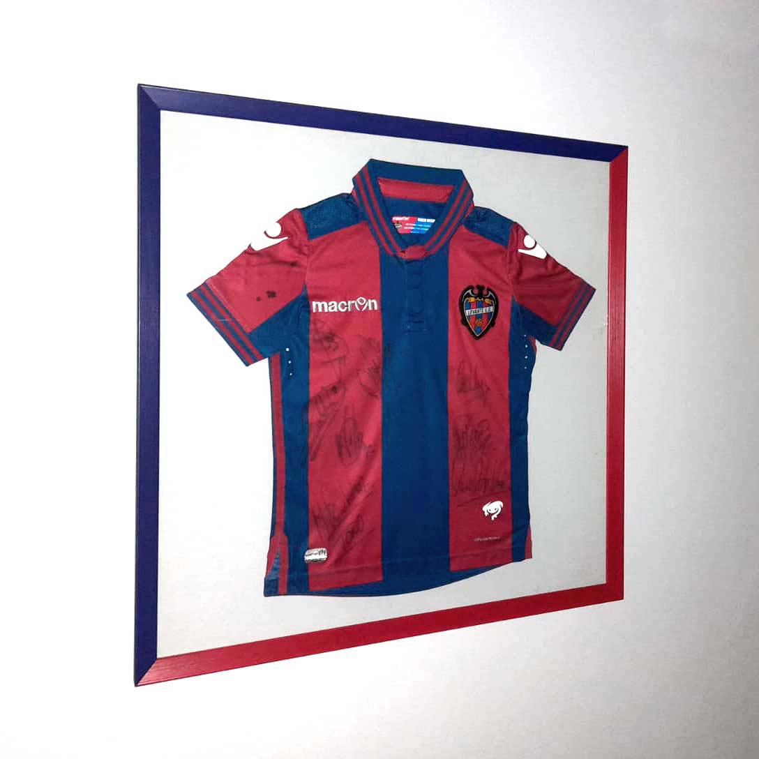 Enmarcación Creativa: una camiseta del FC Barcelona enmarcada de una manera que reflejara los emblemáticos colores del equipo
