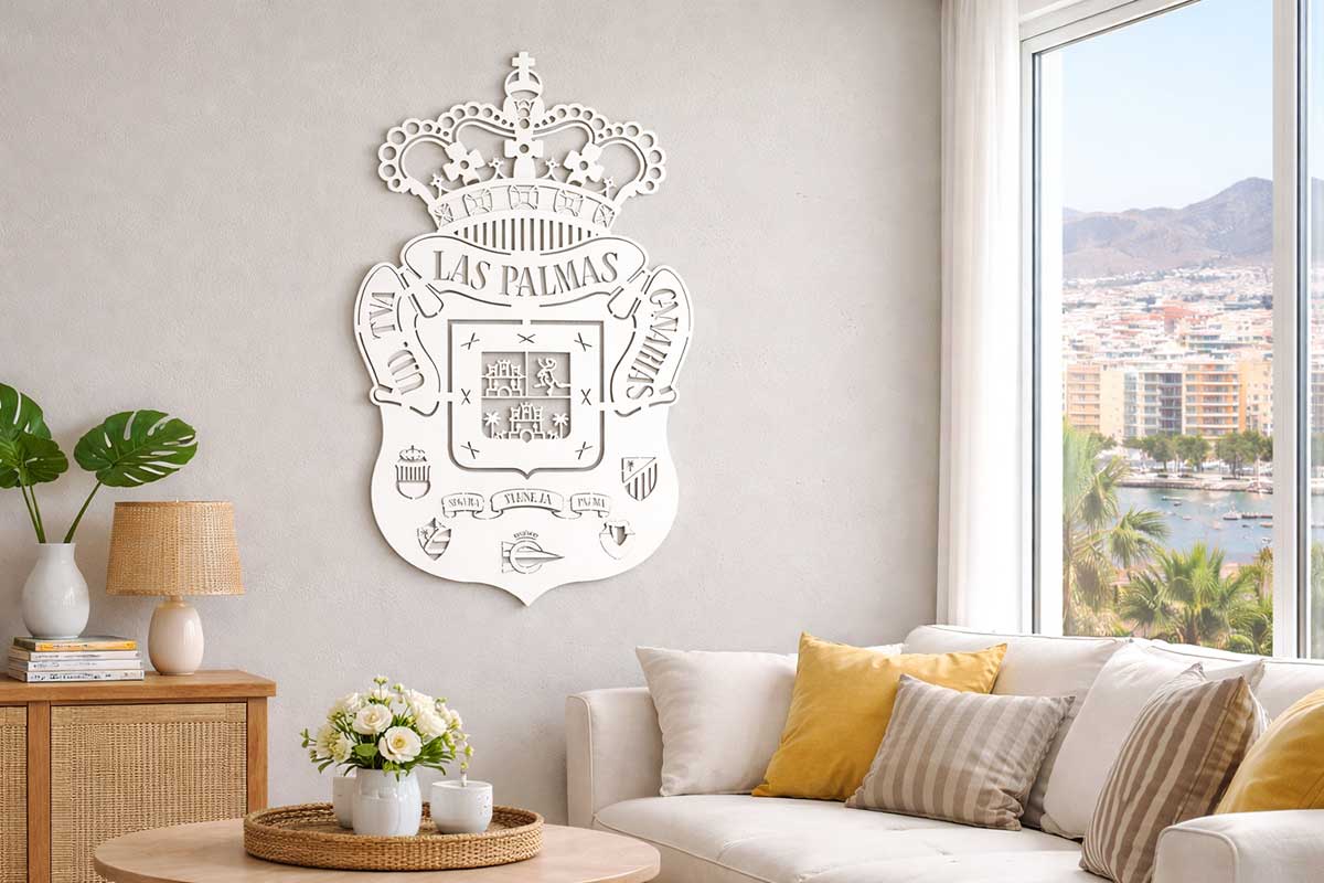 Escudos de fútbol en blanco para pared: aquí se ve claramente el punto fuerte del blanco: el escudo de Las Palmas no “rompe” el estilo del hogar, sino que lo complementa
